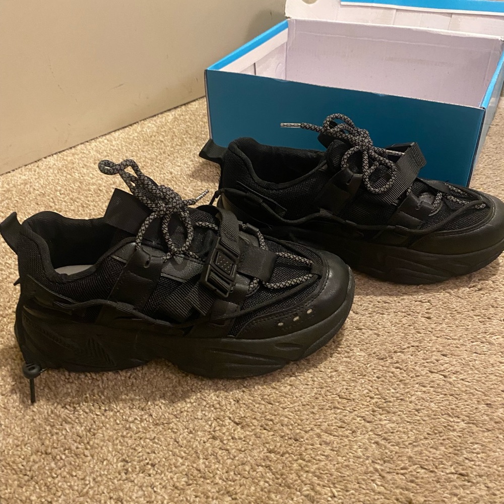 Black chunky tennis shoes